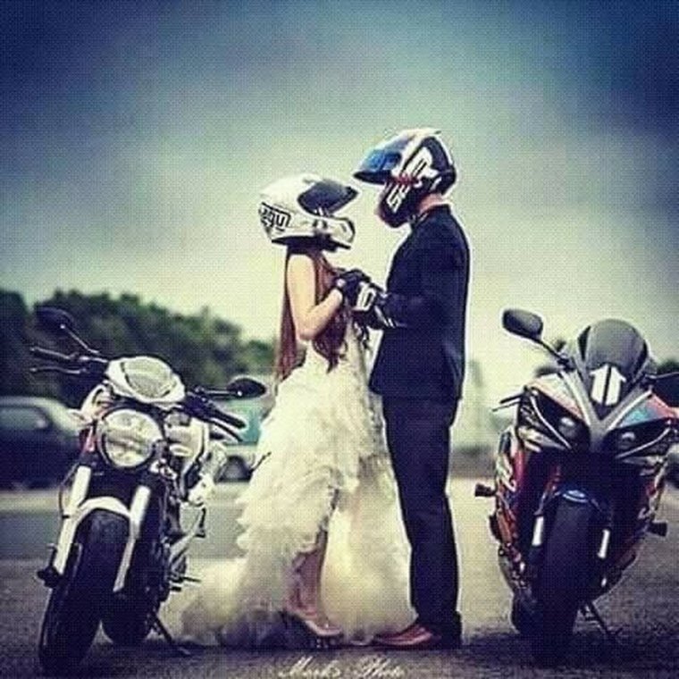 Парень с девушкой на мотоцикле