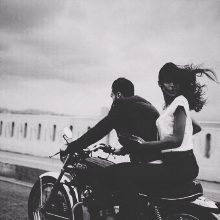 Парень и девушка в косухах