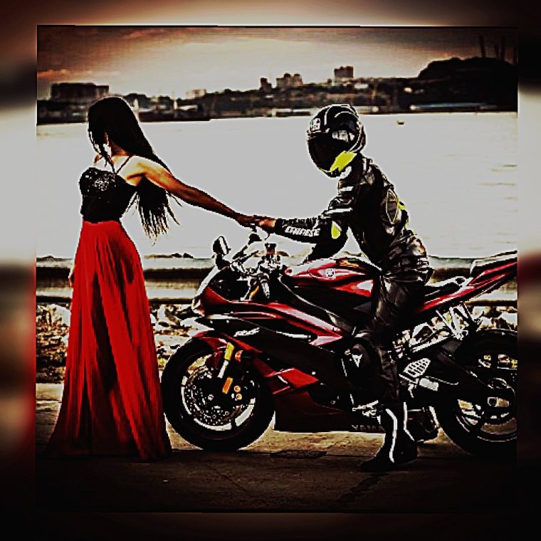 Девушка едет на мотоцикле