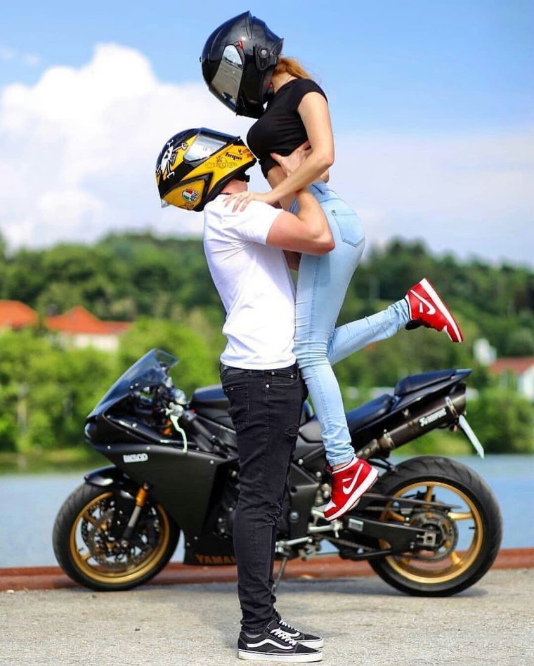 Парень с девушкой на мотоцикле