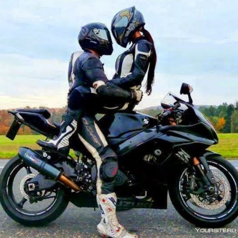 Парень с девушкой на мотоцикле