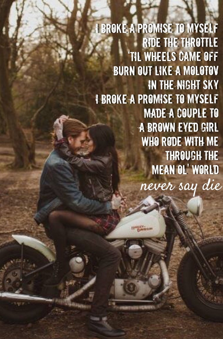 Пара на мотоцикле