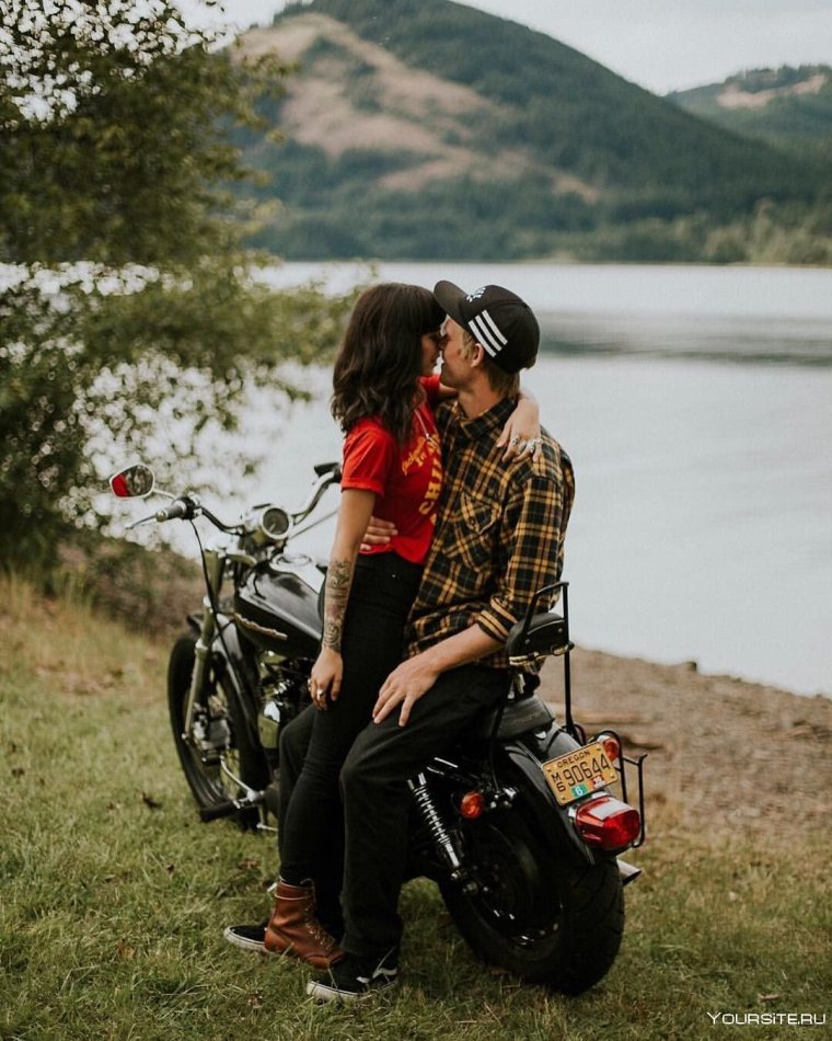 Парень с девушкой на мото