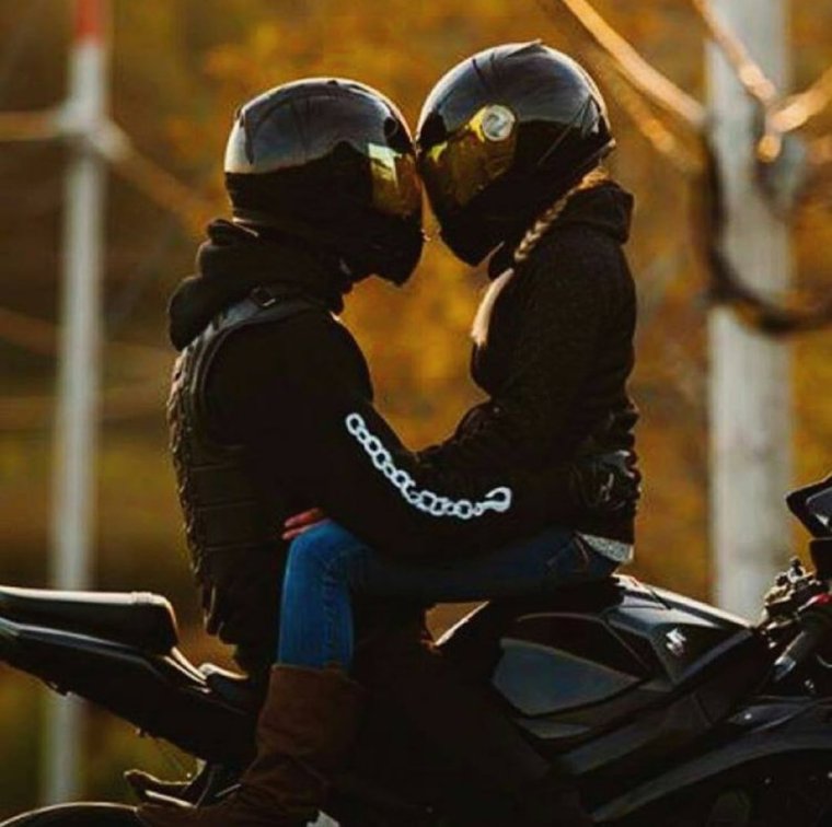 Парень с девушкой на мотоцикле