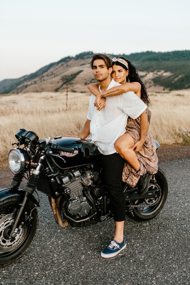 Парень с девушкой на мотоке