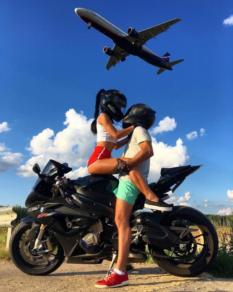 Мотоциклист с девушкой