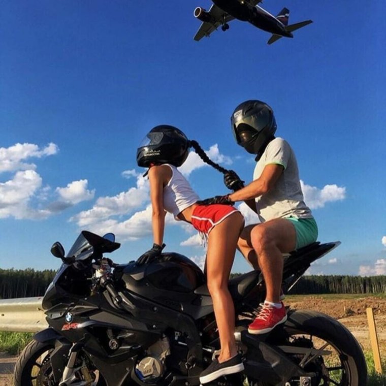 Девушка на мотоцикле