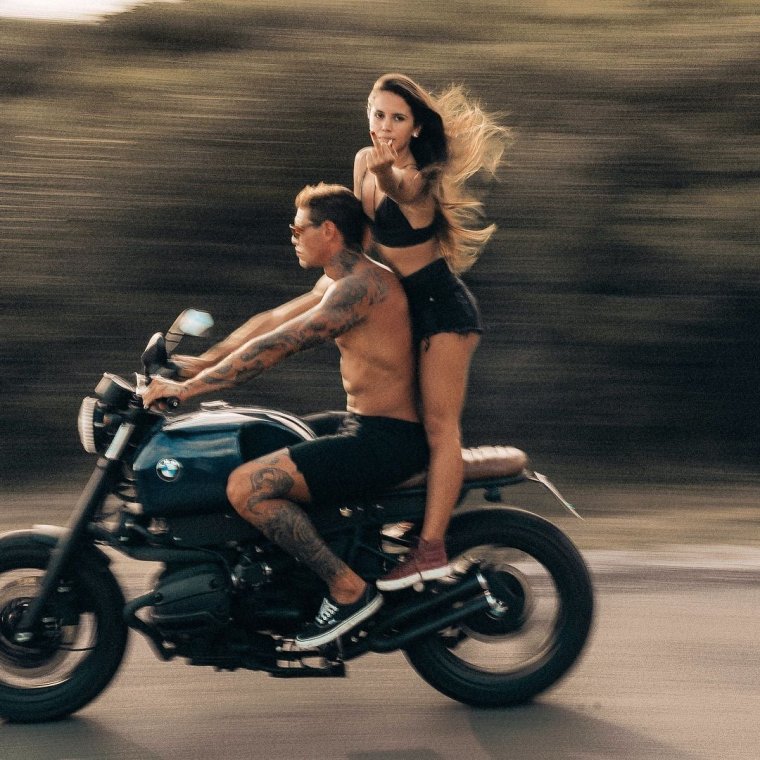 Пара на мотоцикле