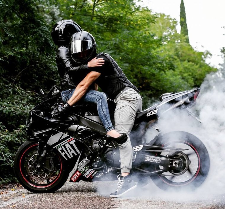 Мотоциклист с девушкой