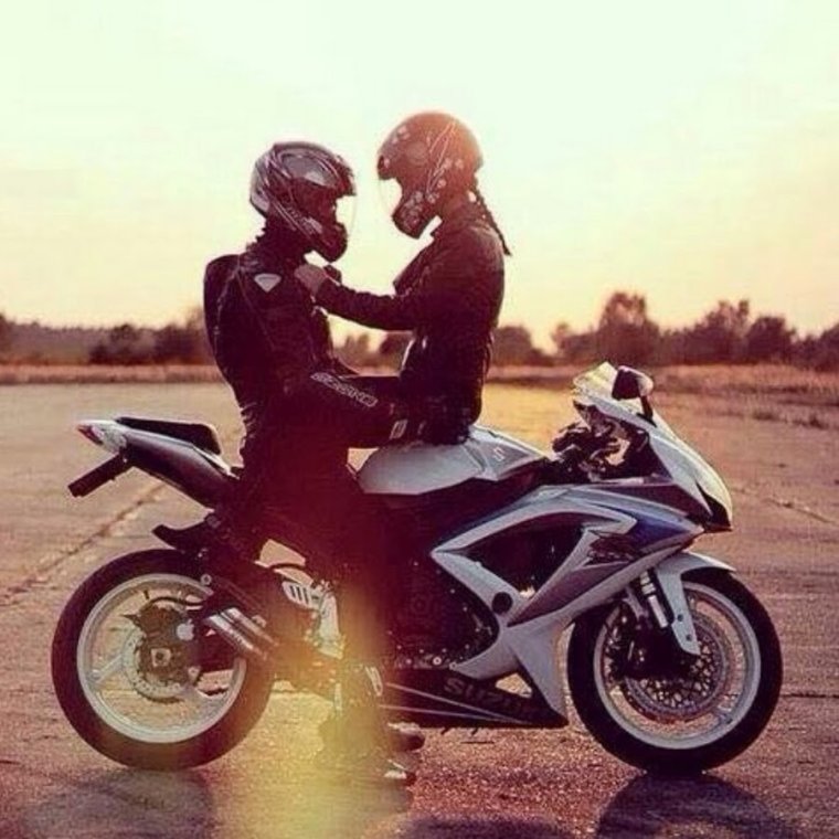 Девушка и парень на мотике