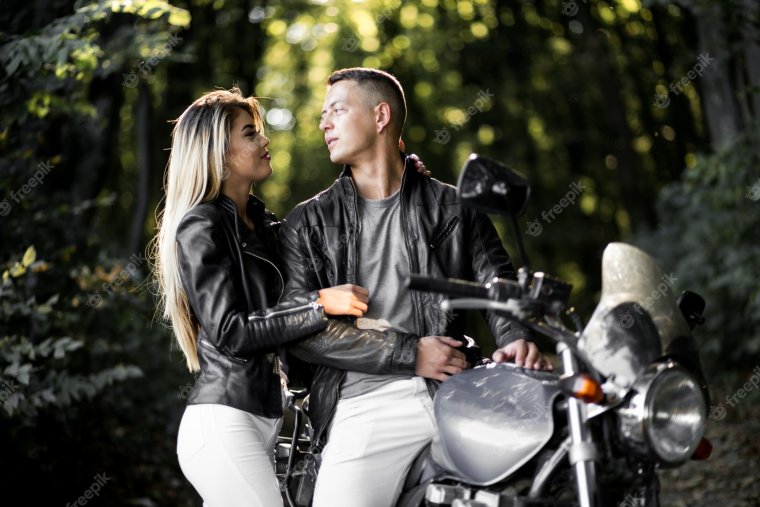 Парень с девушкой на мотоцикле