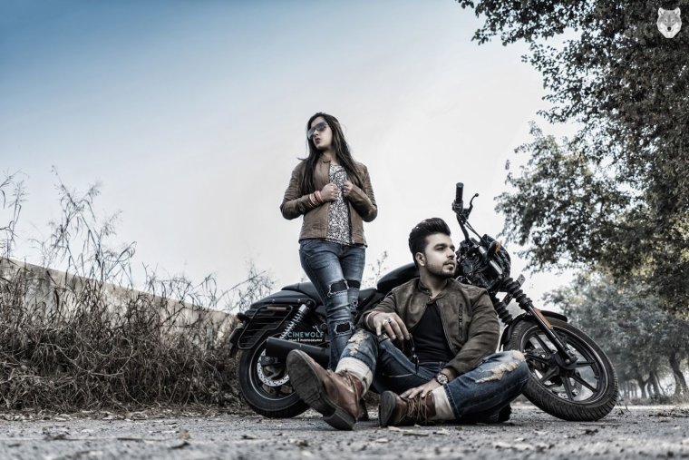 Пара сидит на мотоцикле