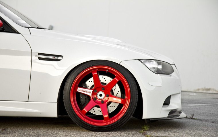 Белые диски на белой машине