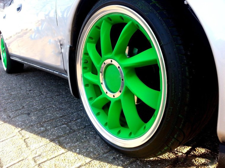 Салатовый диски на машине