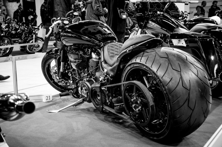 Харлей Дэвидсон v Rod Custom