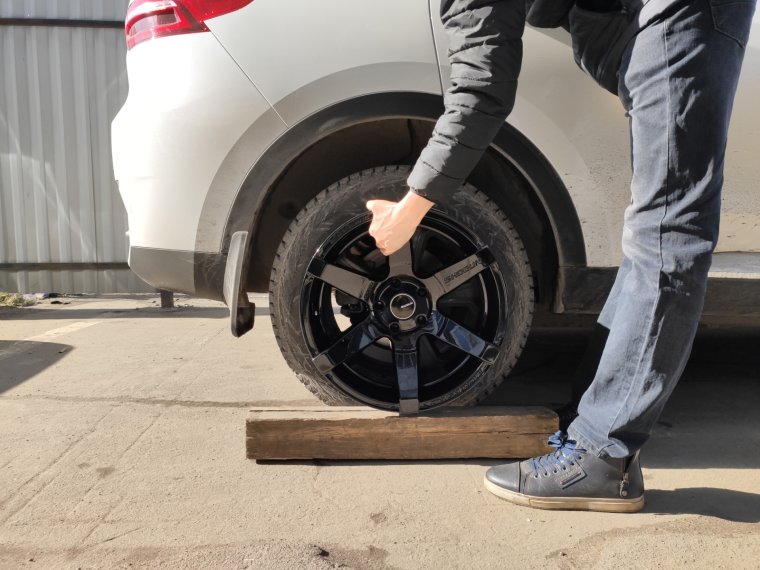 Девушка с колесом