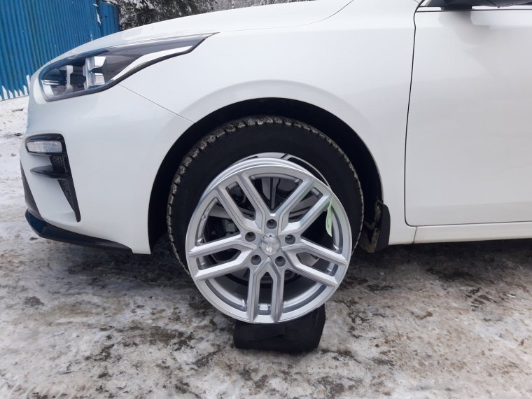 База данных магазина автомобильных дисков и шин