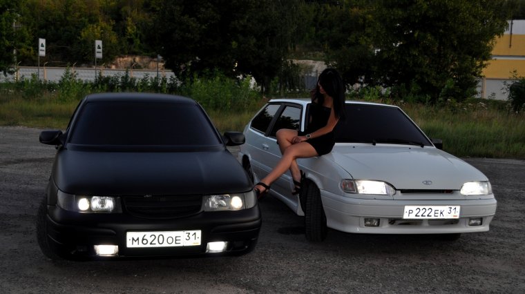 Черная ВАЗ 2112 И белая ВАЗ 2114