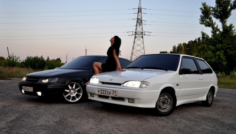 Черная ВАЗ 2112 И белая ВАЗ 2114