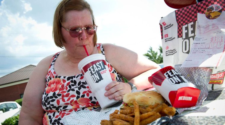 Толстяк с гамбургером