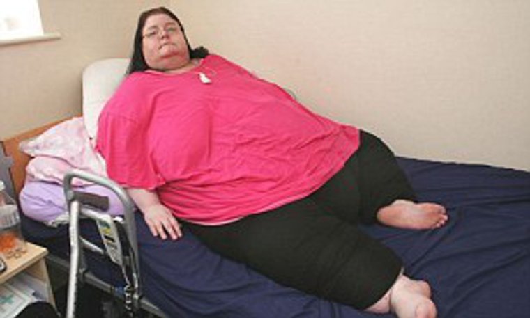 Полные мужчины на пляже