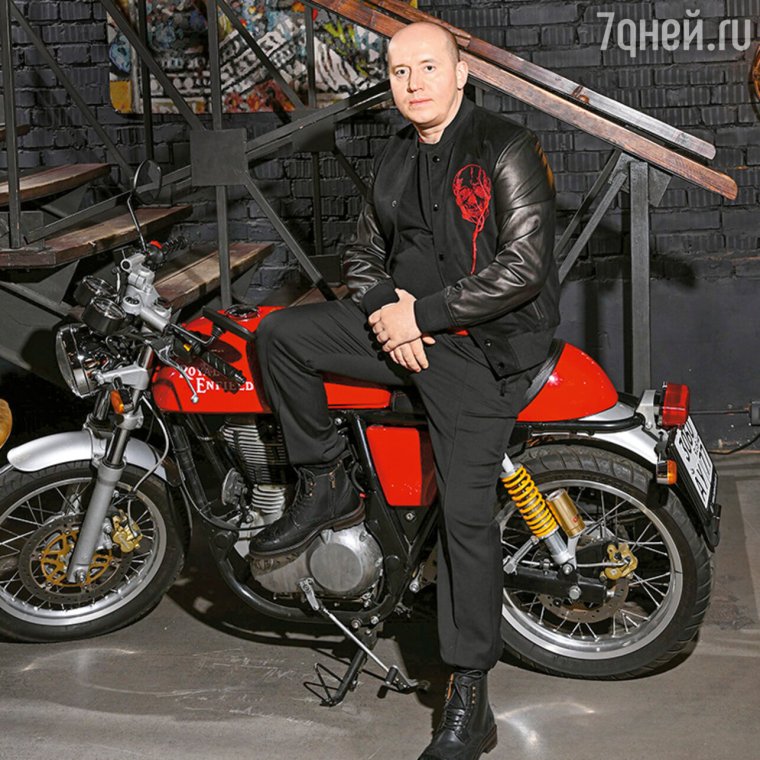 Райан Рейнольдс на мотоцикле