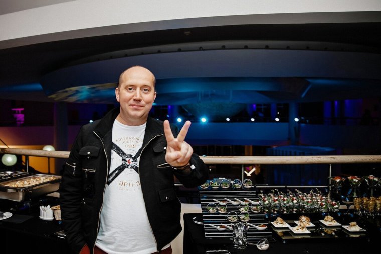 Билли Херрингтон едет на мотоцикле