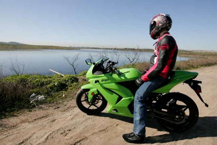 Kawasaki Ninja 250 с человеком