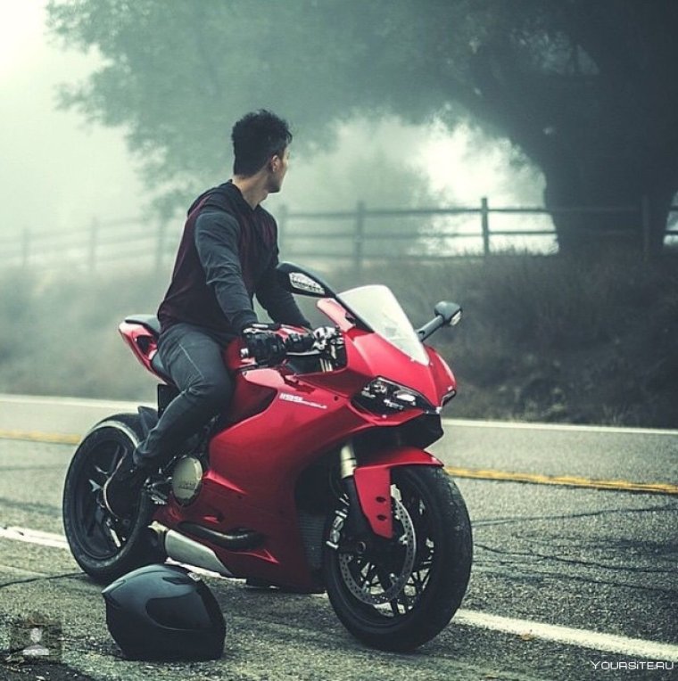 Парень на мотике