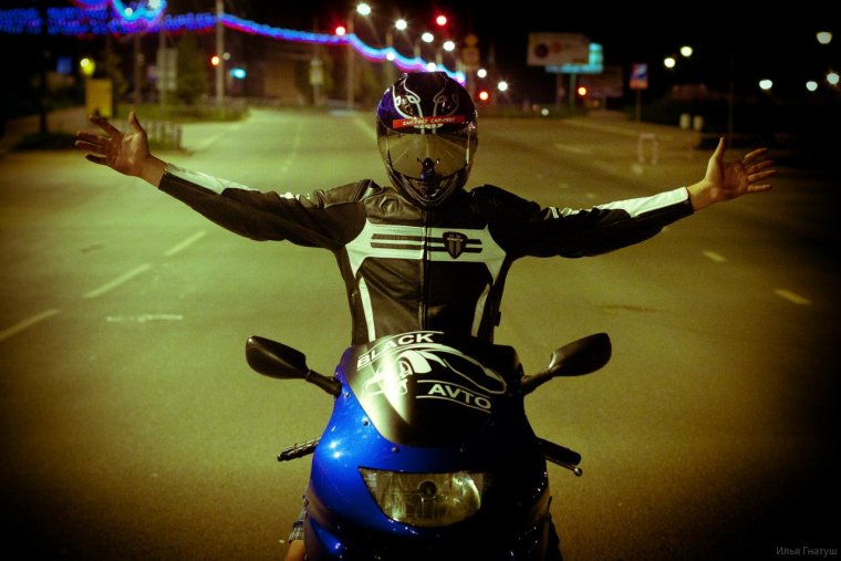 Мотоциклист в шлеме