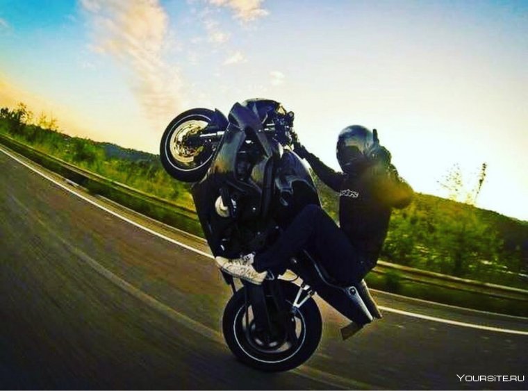 Парень едет на мотоцикле