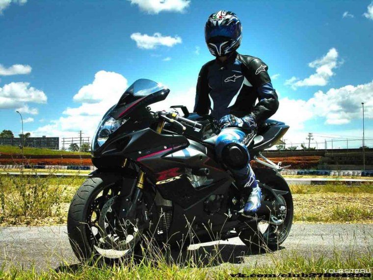 Парень на мотоцикле в шлеме