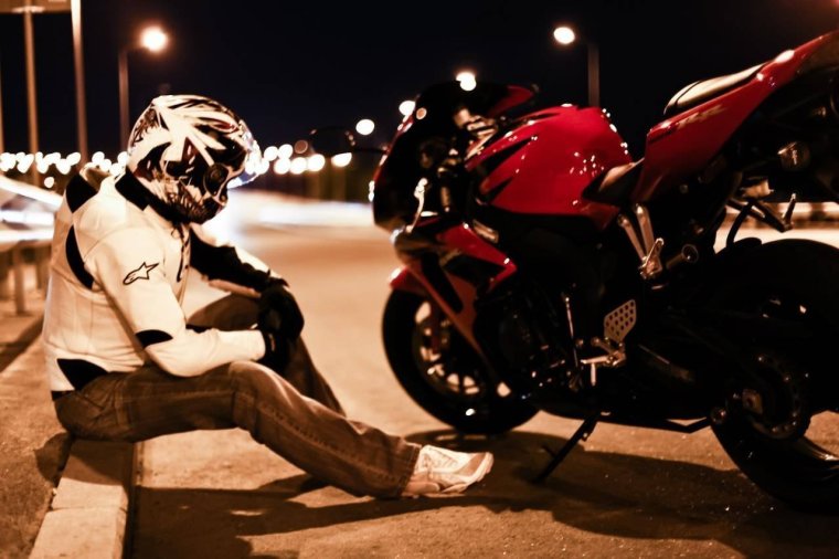 Мотоциклист рядом с мотоциклом