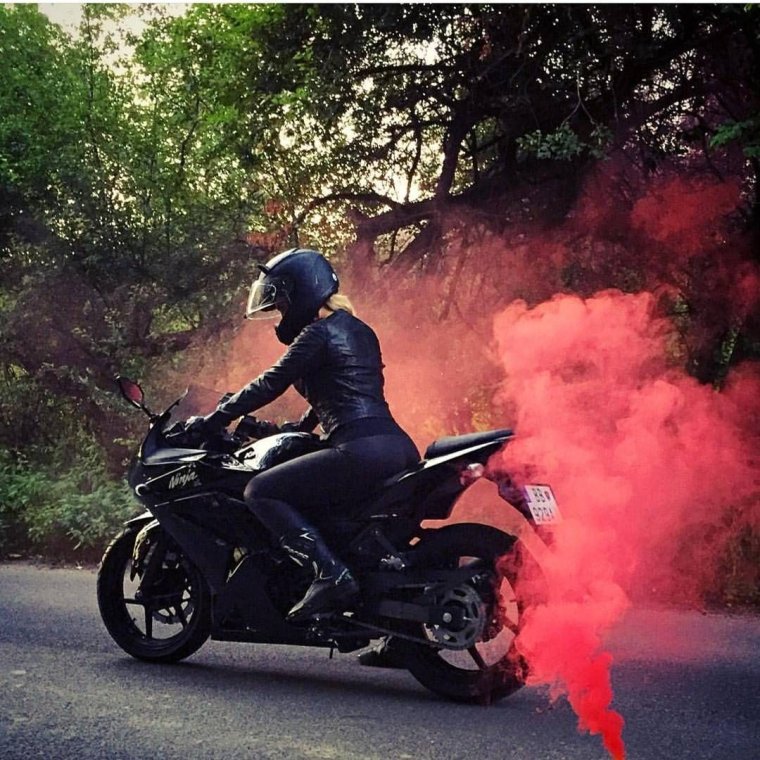 Мотоциклист со спины