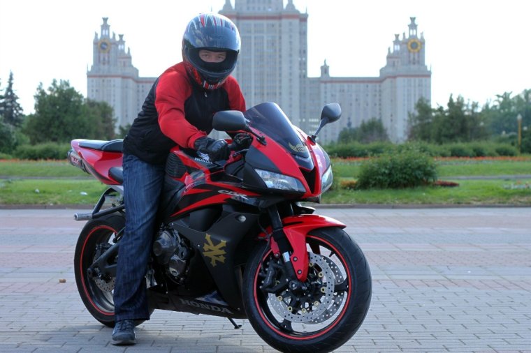 Парень на мотоцикле