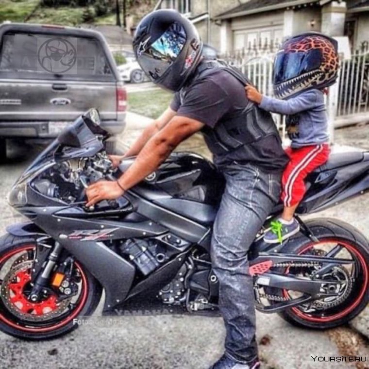 Два парня на мотоцикле