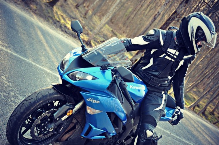 Пацан на мото