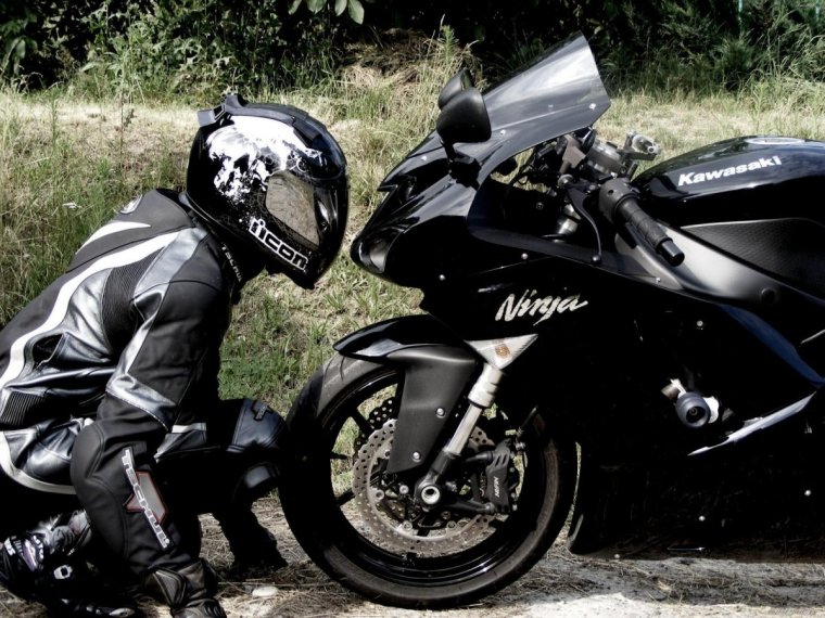 Парень на черном мотоцикле