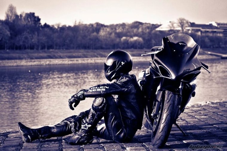 Байкер в шлеме