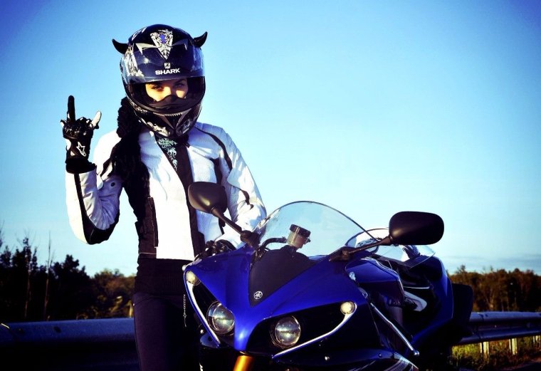 Парень на мотоцикле в шлеме на аву