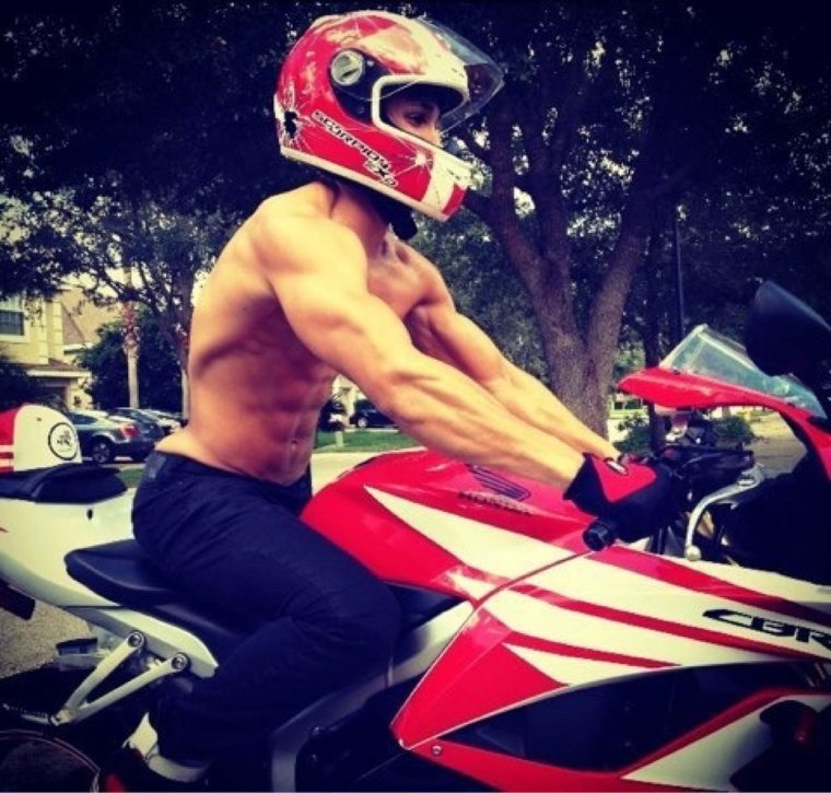 Накаченный парень на мотоцикле