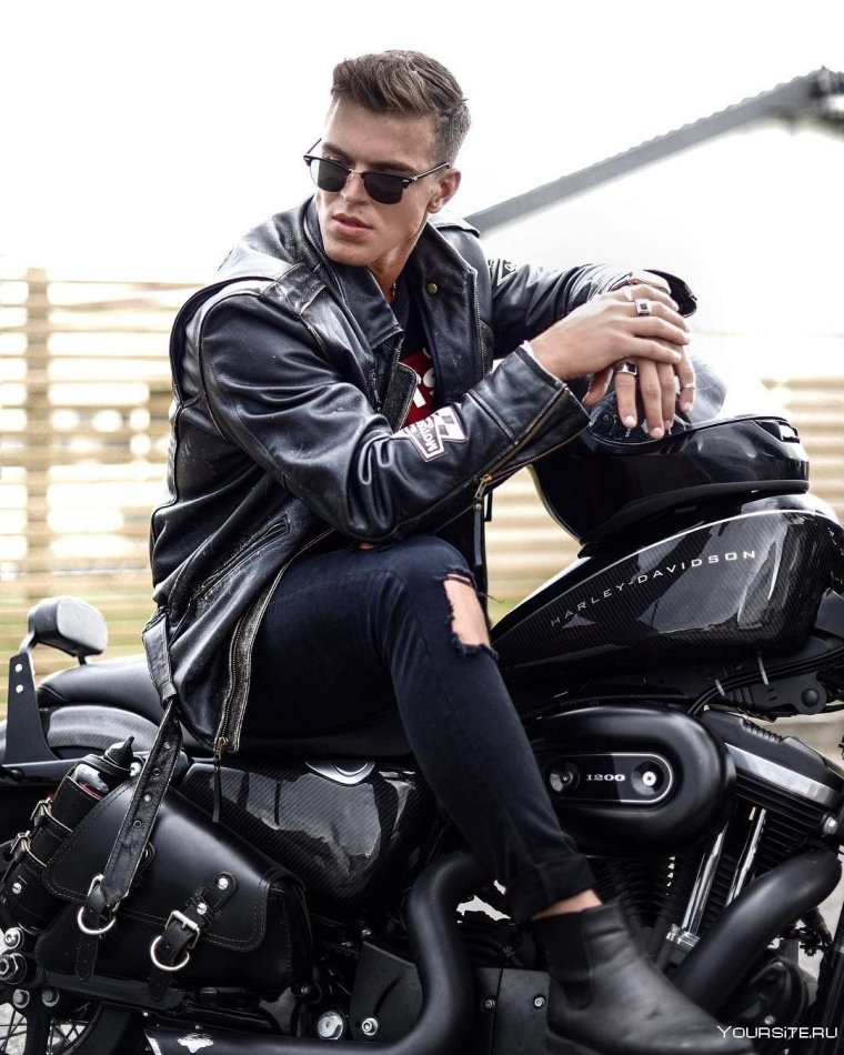 Мужчина на мотоцикле