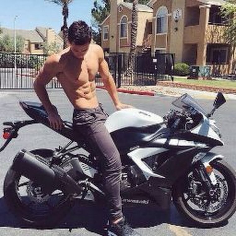 Парень на мотике