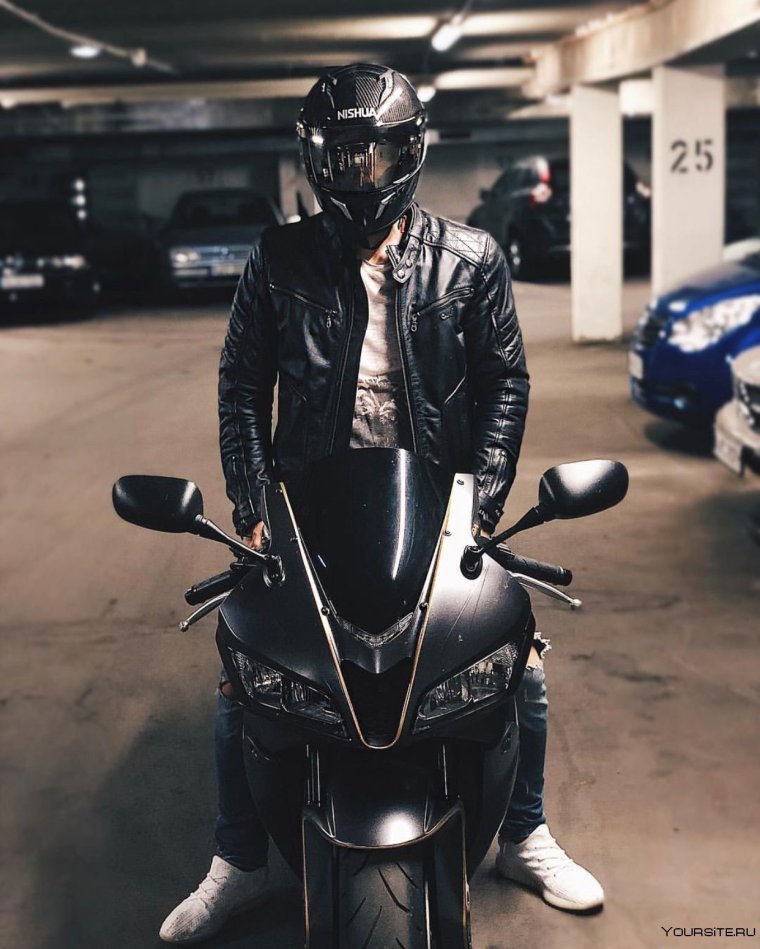 Парень на байке в шлеме