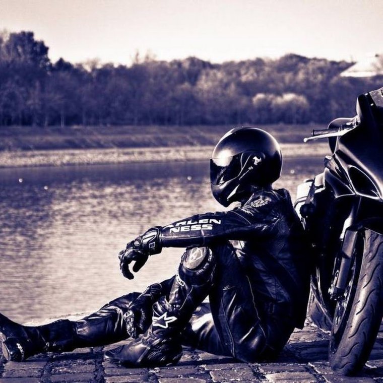 Крутой мотоциклист