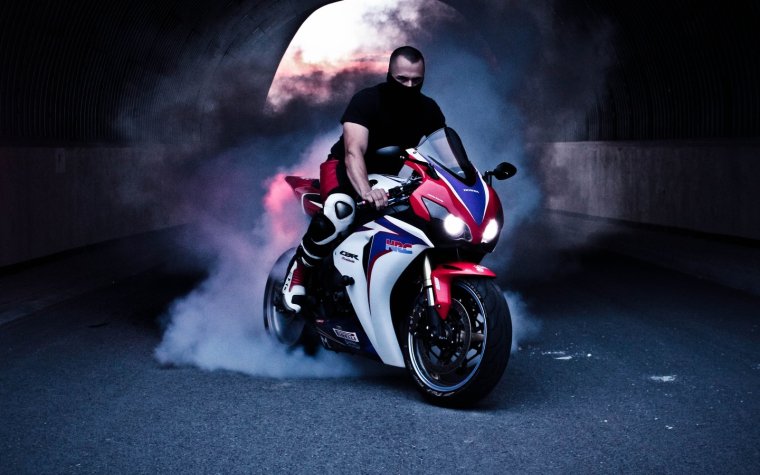 Крутой мотоциклист