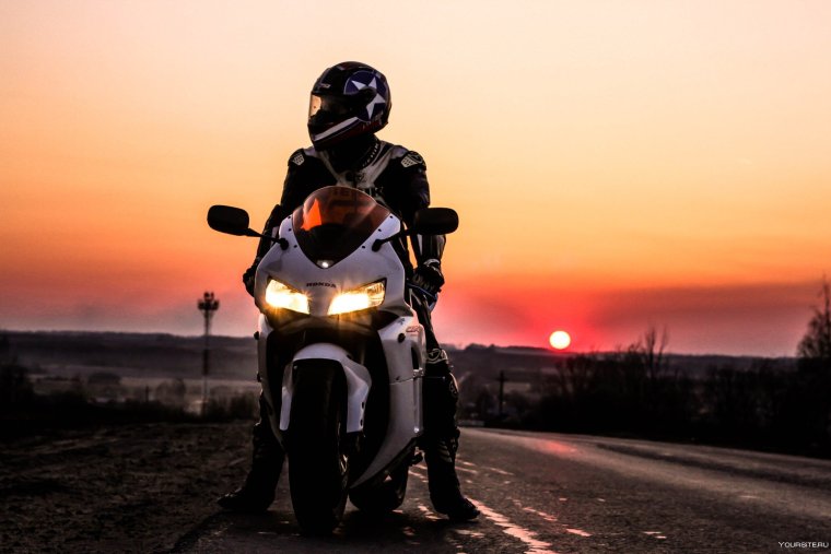 Мотоциклист в шлеме