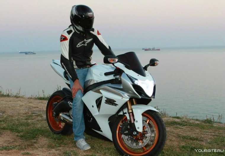 Чел на спортбайке