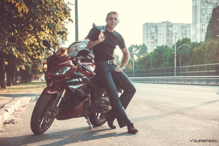 Парень на мотоцикле