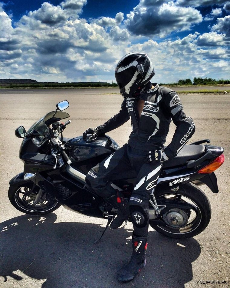 Парень на мотоцикле